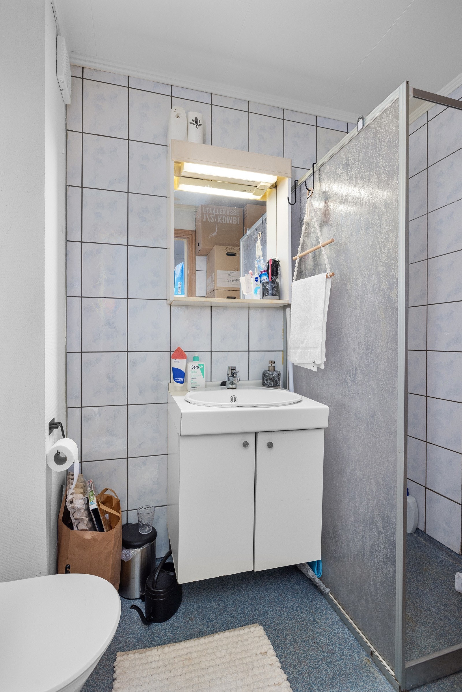 Badet inneholder det en trenger - foruten vaskemaskin, som er i felles vaskerom. Galleribilde