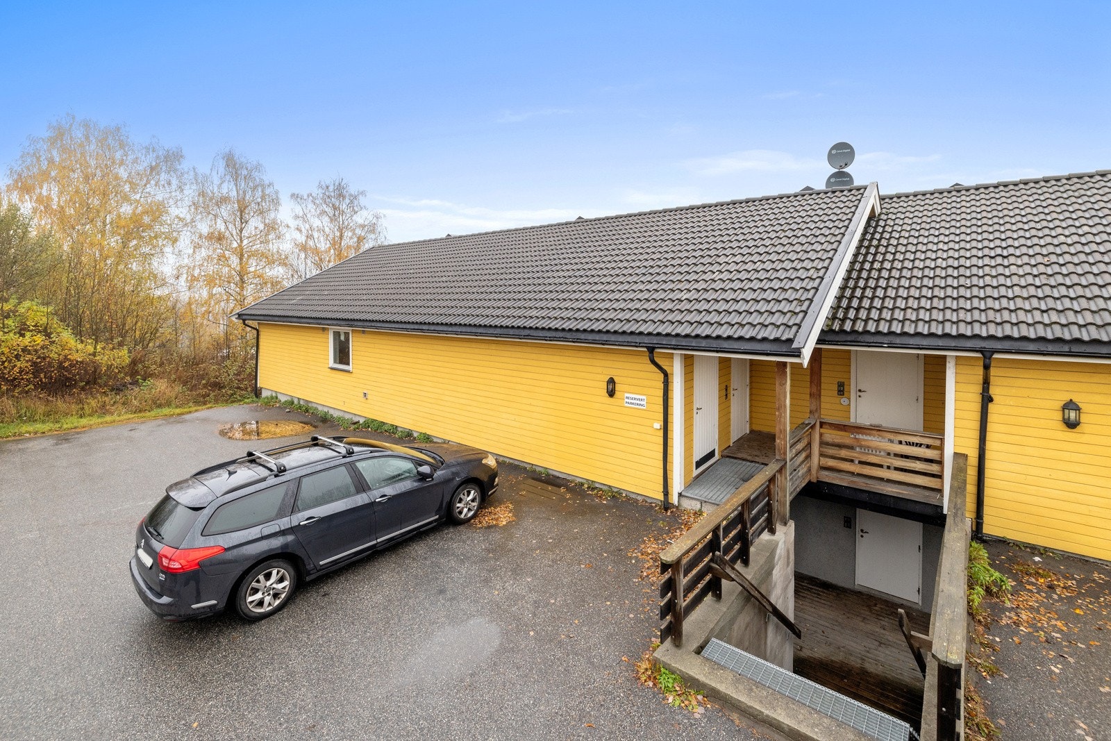 Eiendommen ligger fint til mtp. arbeidsplasser, skole og pendling. Galleribilde