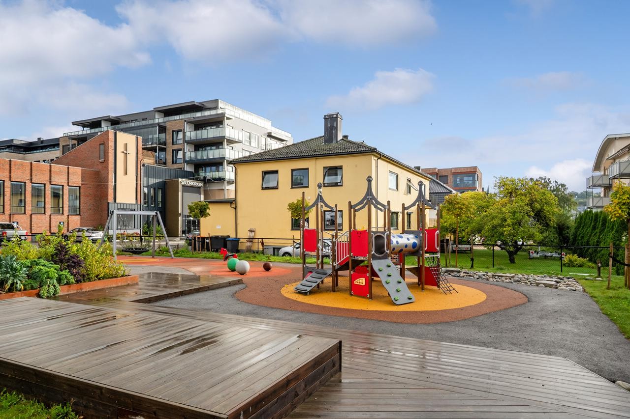 Lekeplass vis a vis Galleribilde