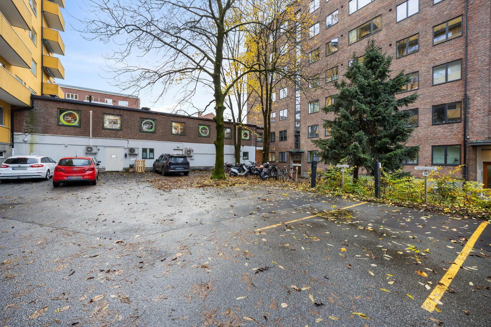 Mulig å leie tre parkeringsplasser i bakgården Galleribilde