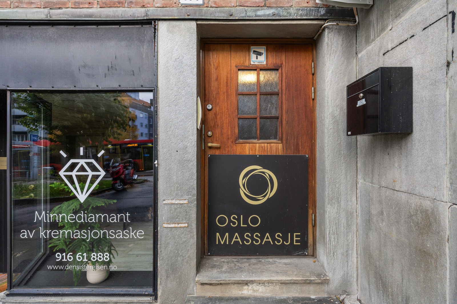 Inngang fra gateplan - rett opp til lokalet i andre etasje. Galleribilde