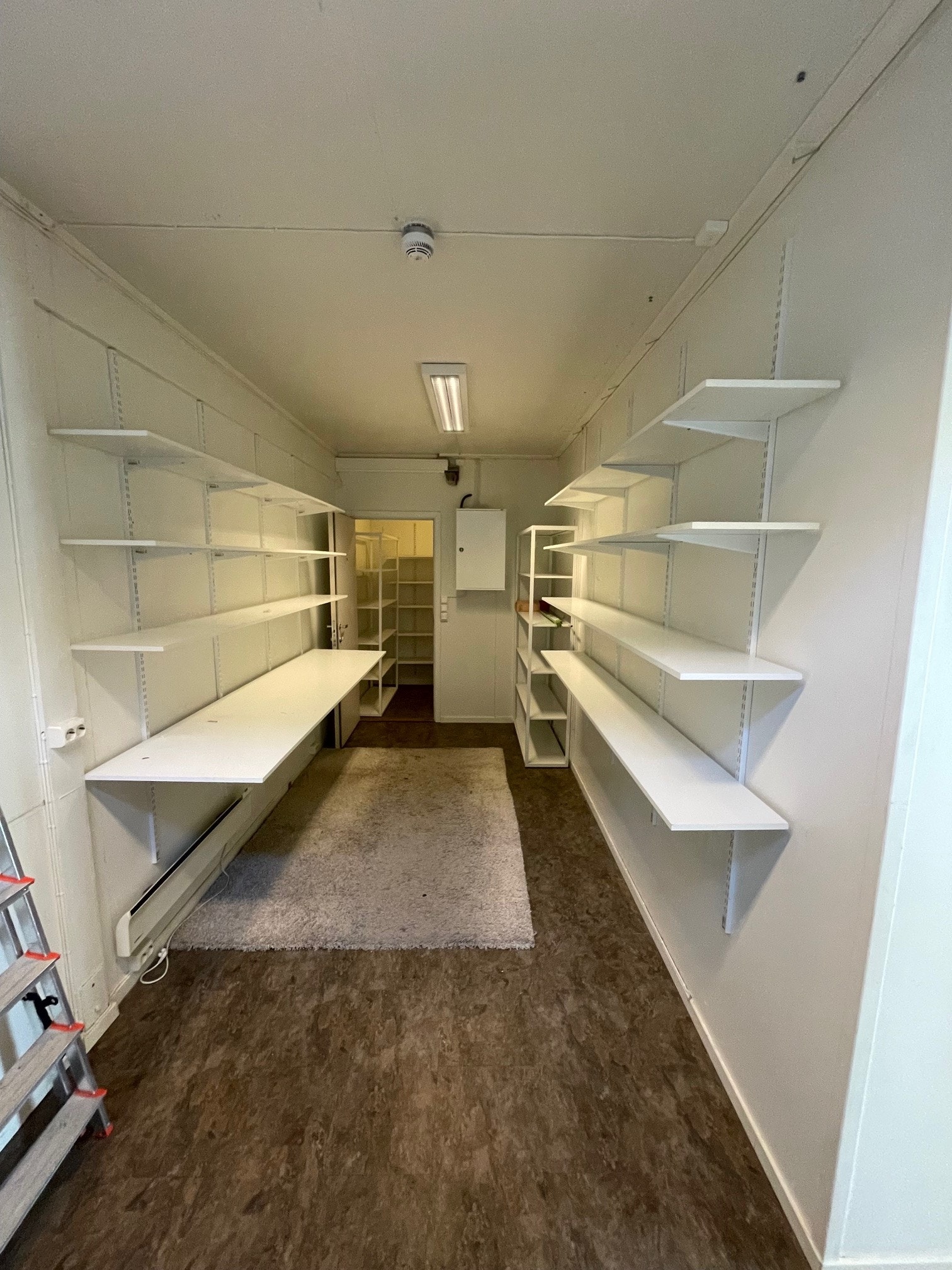 Romslig plass for lagring av varer i eget rom. Galleribilde