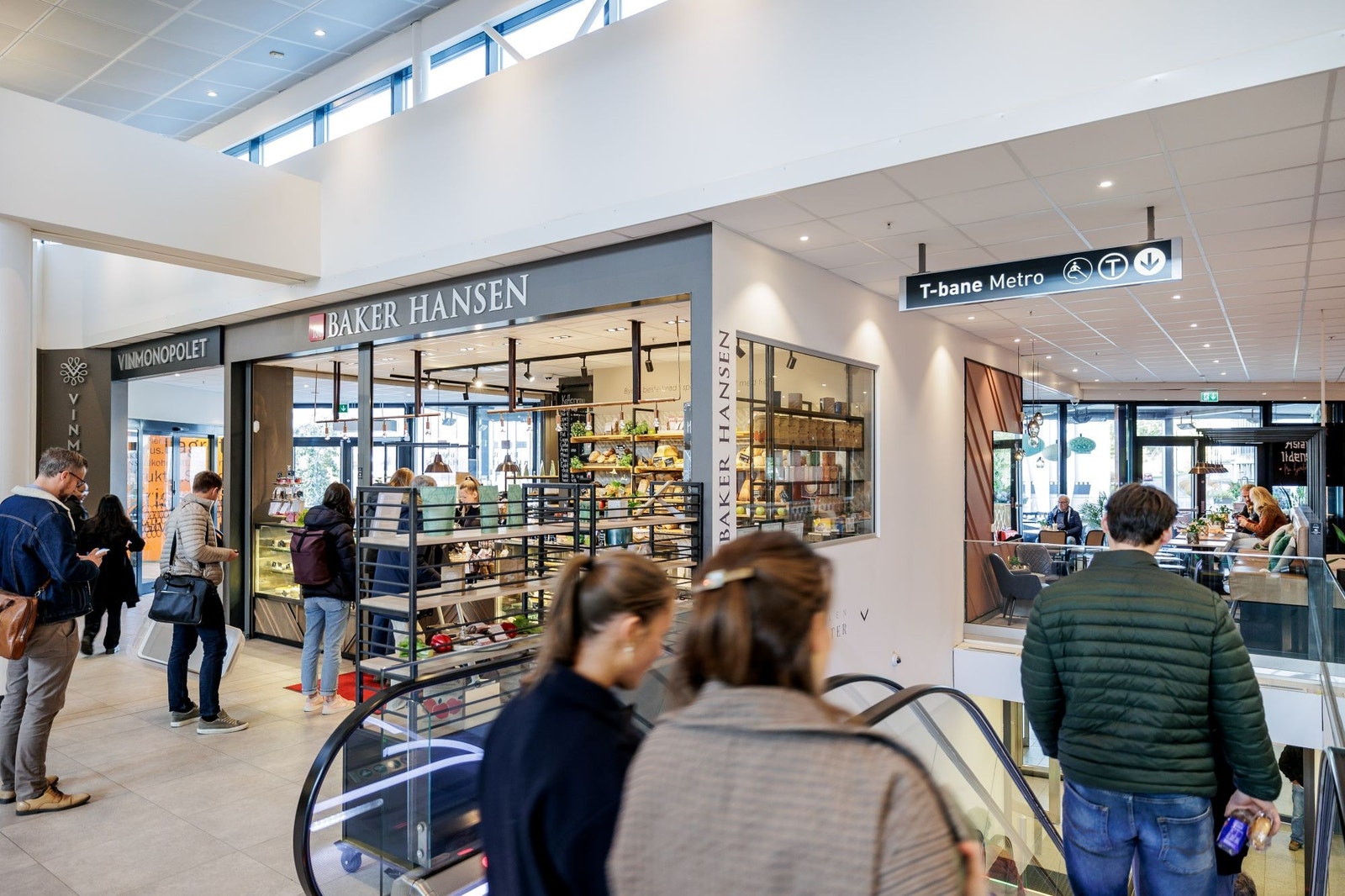 T-baneoppgangen kommer rett opp i senteret, og man går tørrskodd opp i det ledige lokalet. Galleribilde