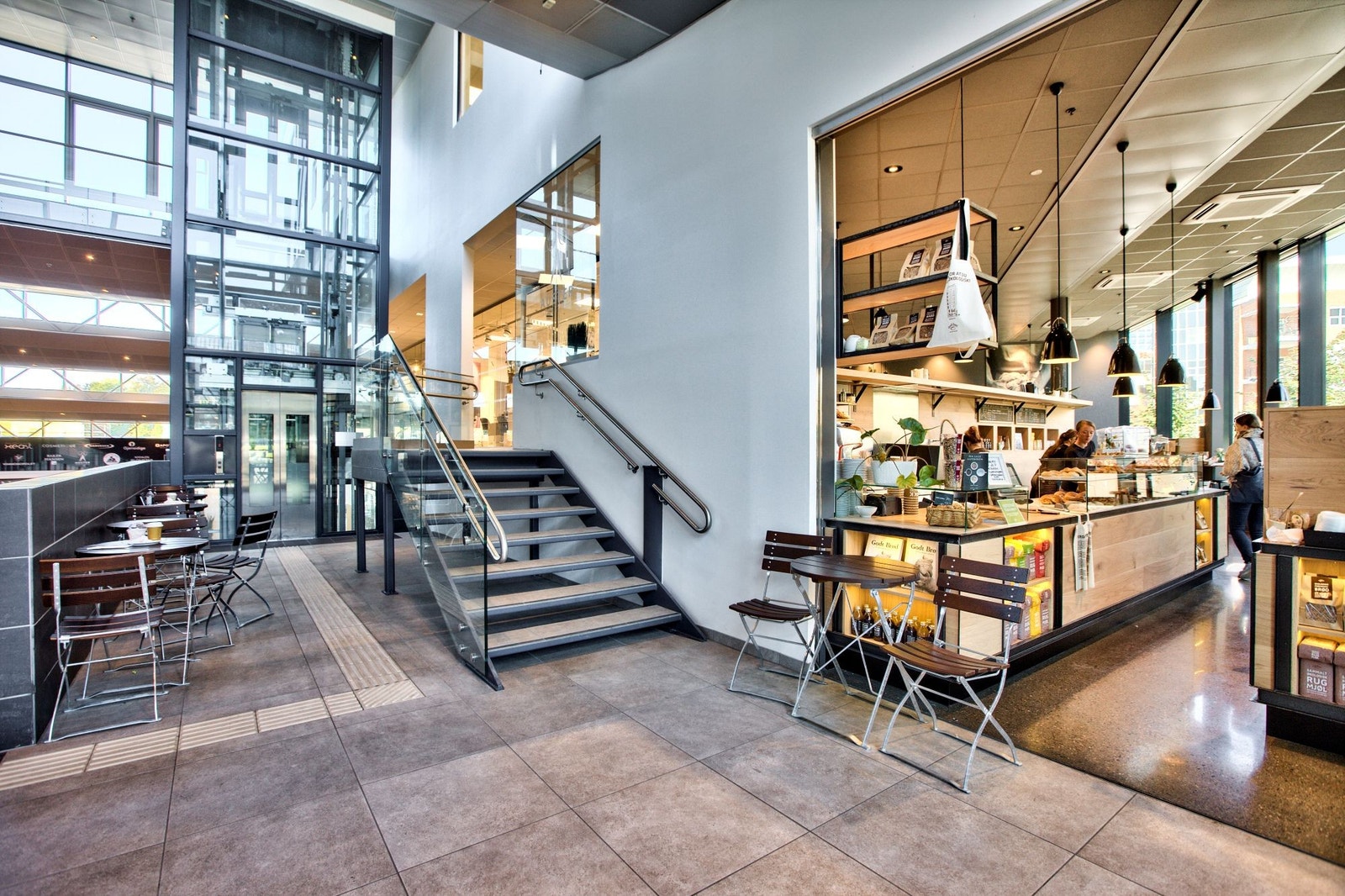 Fra inngangspartiet øvre plan til lokalet ved siden av Godt Brød Galleribilde