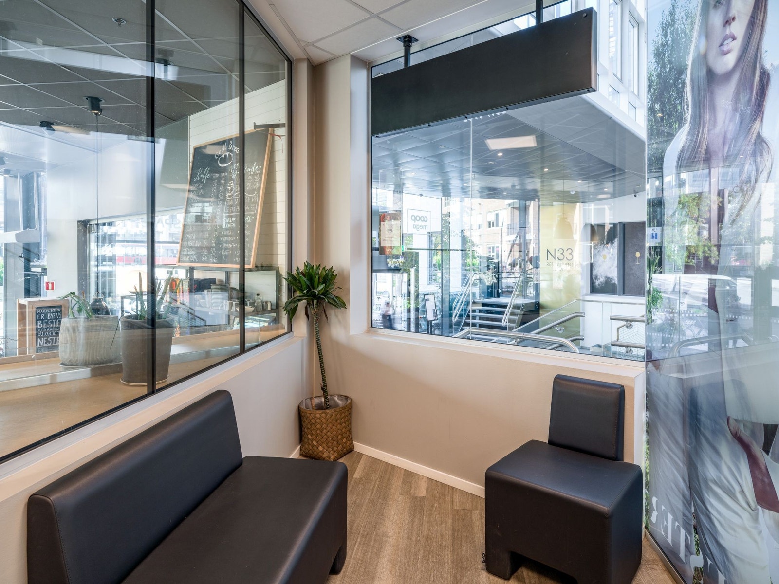 Krok med vindu inn mot Godt Brød og inngangspartiet Galleribilde