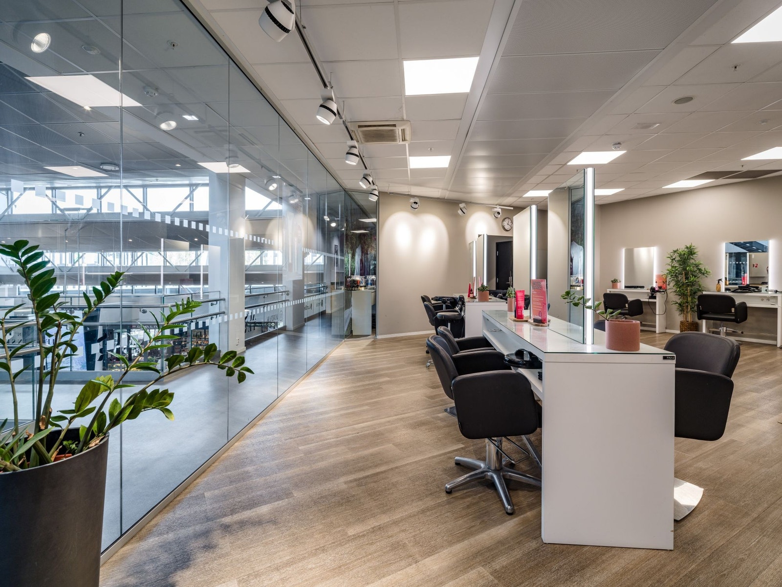 Lokalet slik det fremsto mens det var frisørvirksomhet i lokalene. Galleribilde