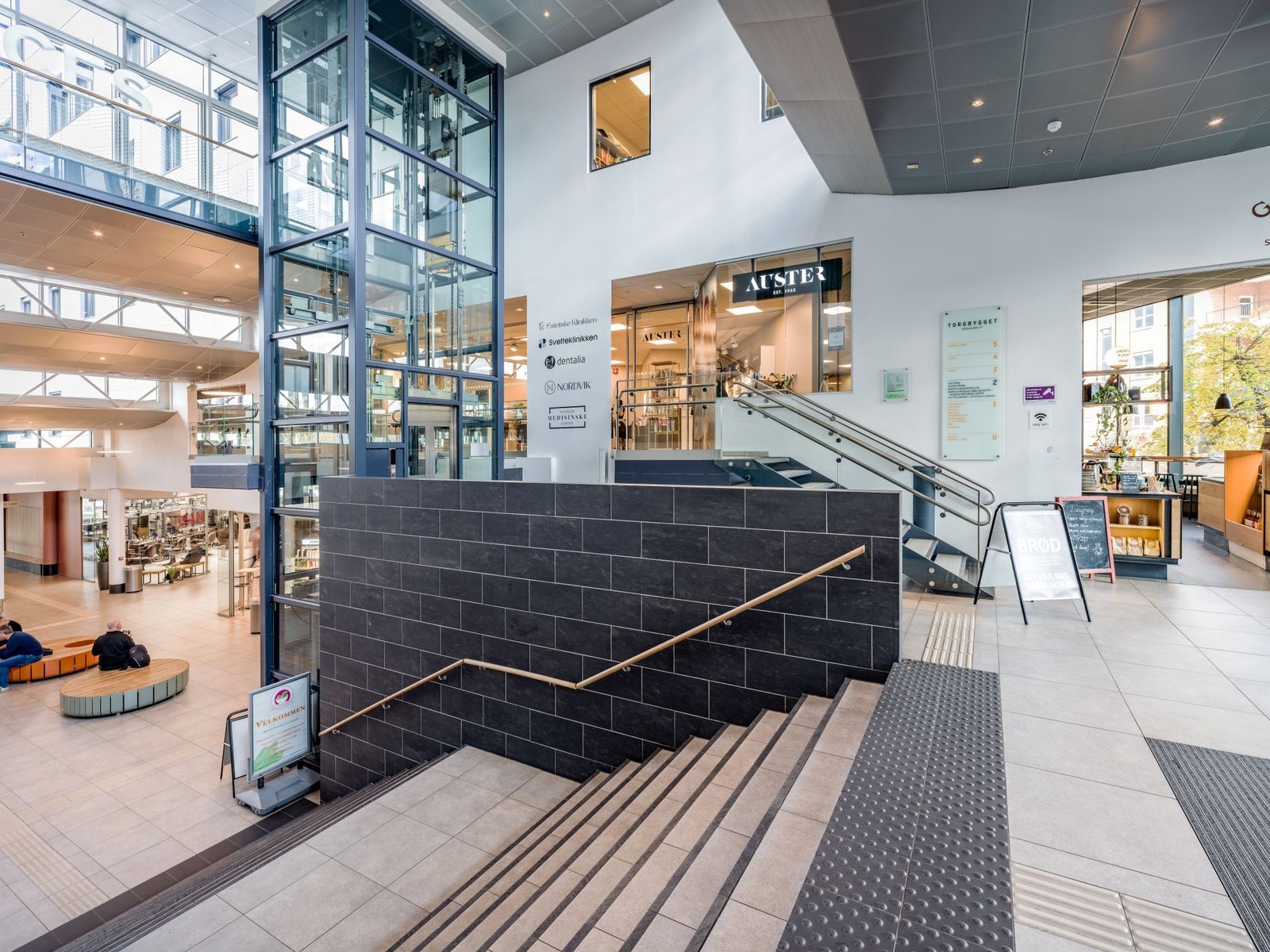 Fra inngangspartiet mot BI og inn i senteret fra byggets 2. etg. Lokalet ligger foran til venstre for Godt Brød. Galleribilde