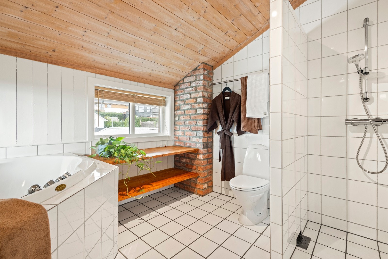 Privat baderom med adkomst fra hovedsoverommet Galleribilde