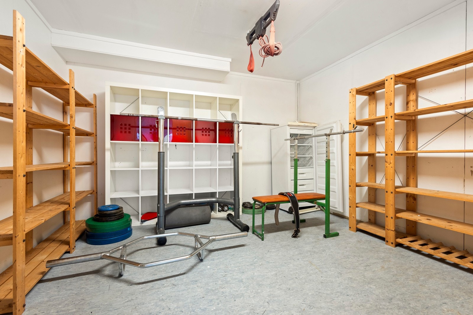 Underetasjen har rikelig med bodplass og direkte tilgang til en integrert dobbelgarasje Galleribilde