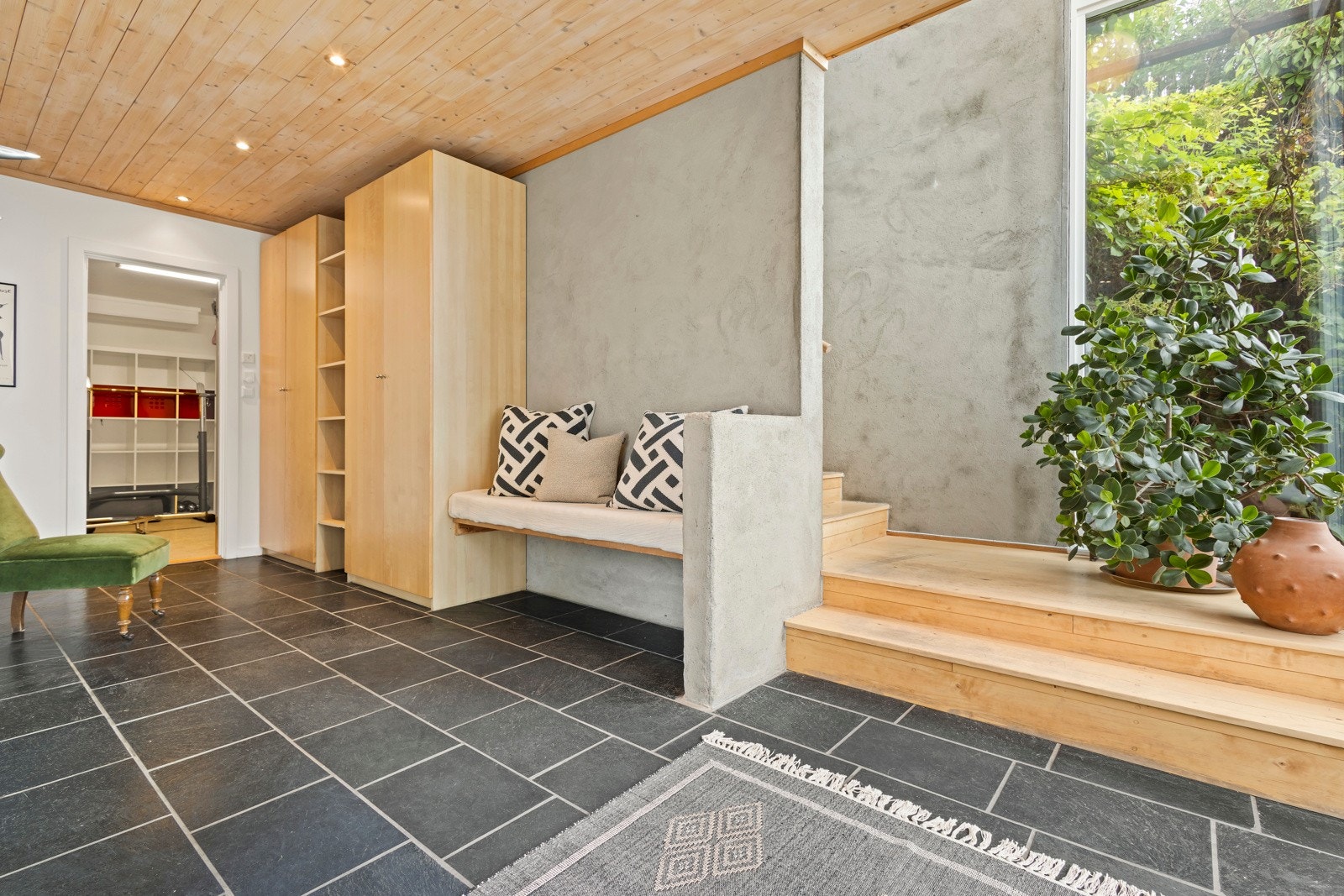 Det er adkomst til huset via garasjen, eller via hovedinngangen hvor du møtes av en innbydende, flislagt hall med god plass til å henge fra seg Galleribilde