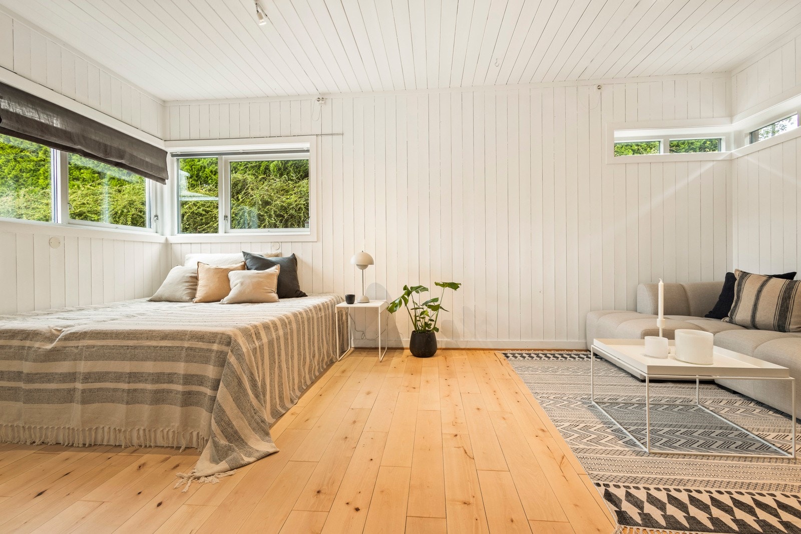 Soverommet i 1.etasje er romslig og fleksibelt. Det kan benyttes som soverom, ekstra TV-stue eller kombinasjonsrom - alt etter behov Galleribilde