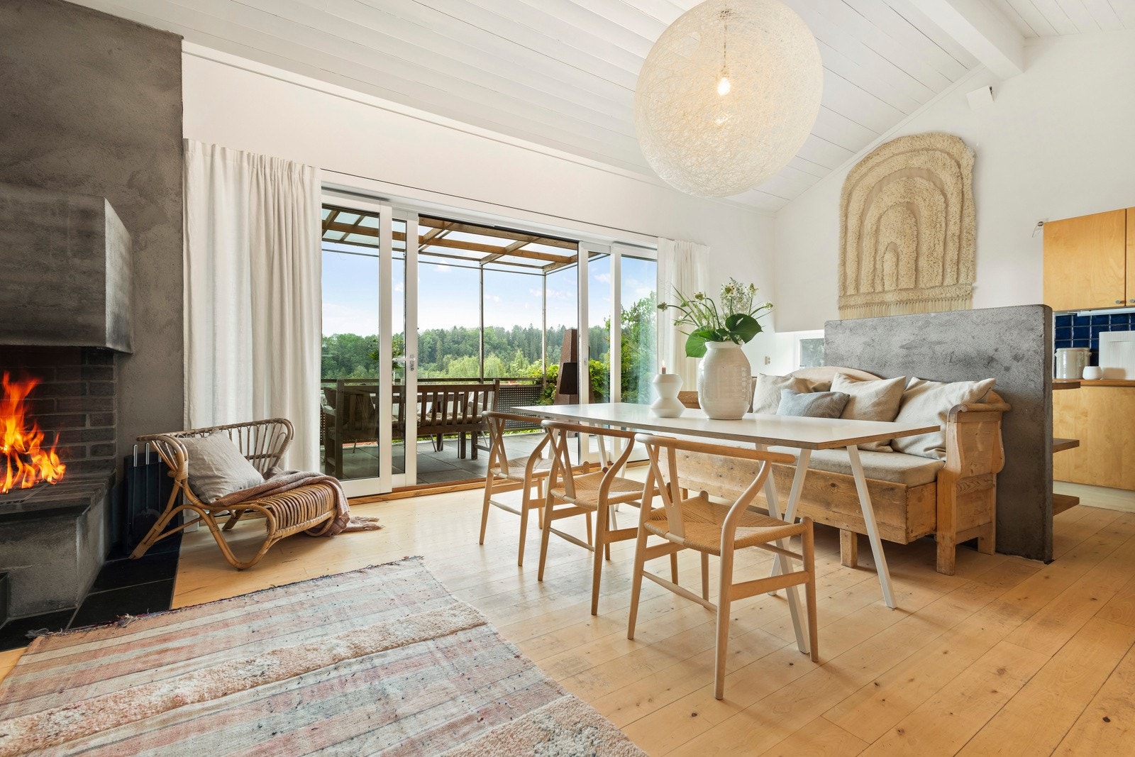 Kjøkkenet er et sosialt samlingssted, og har direkte utgang til terrasse og hage Galleribilde