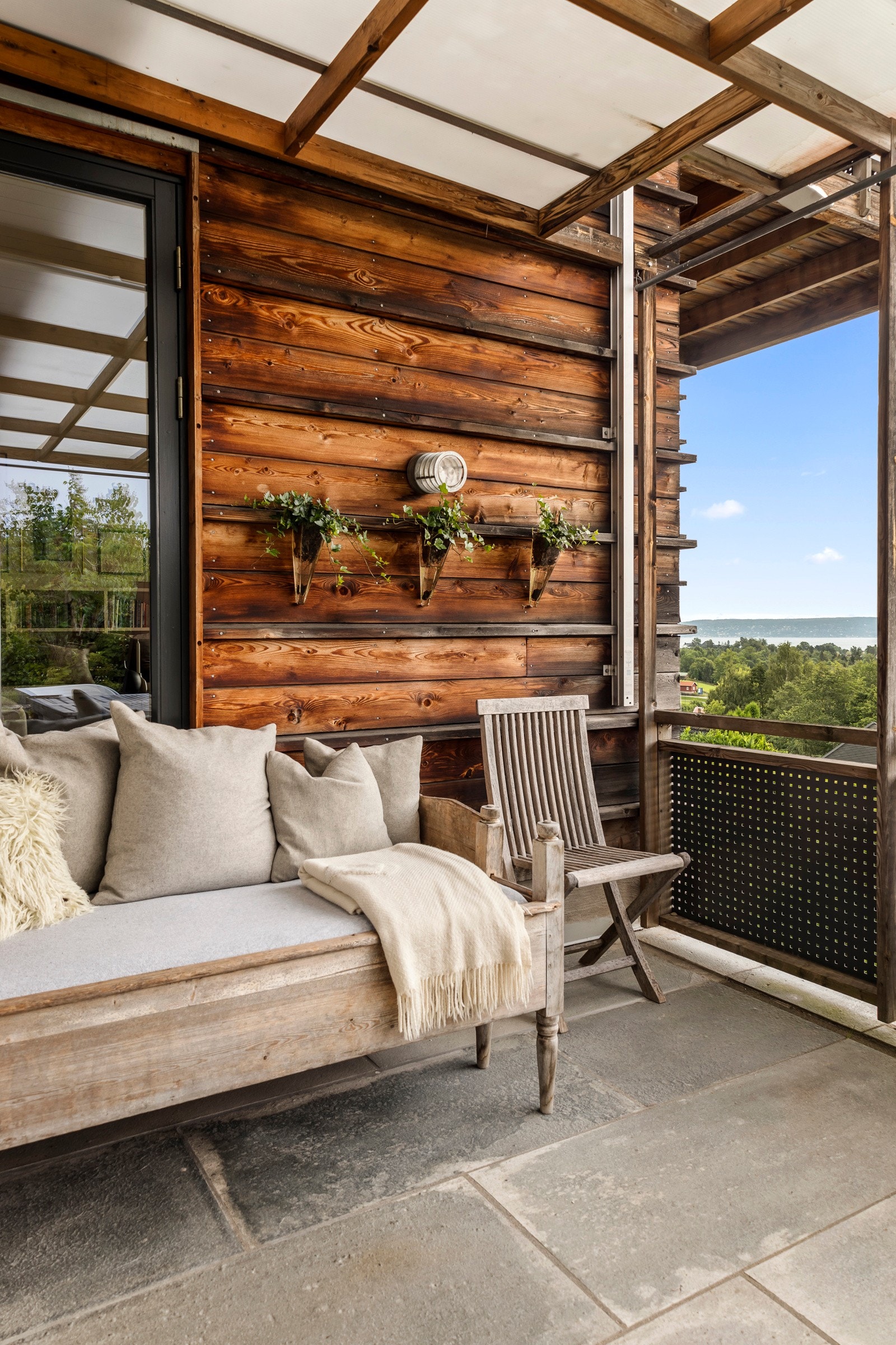 Solrik terrasse med fantastisk utsikt Galleribilde