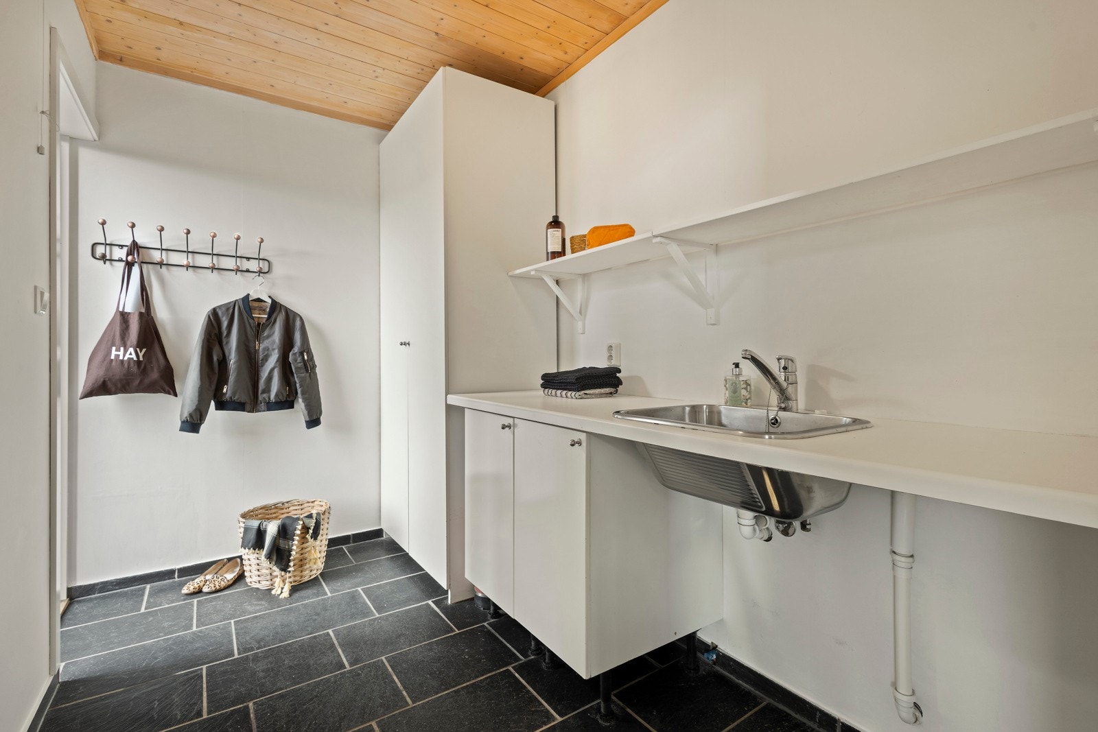 Praktisk vaskerom med lagringsplass, varmeskap, samt opplegg for vaskemaskin og tørketrommel Galleribilde