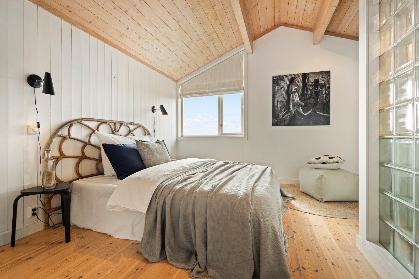 Hovedsoverommet oppleves som en egen suite med balkong, walk-in-garderobe og privat baderom Galleribilde