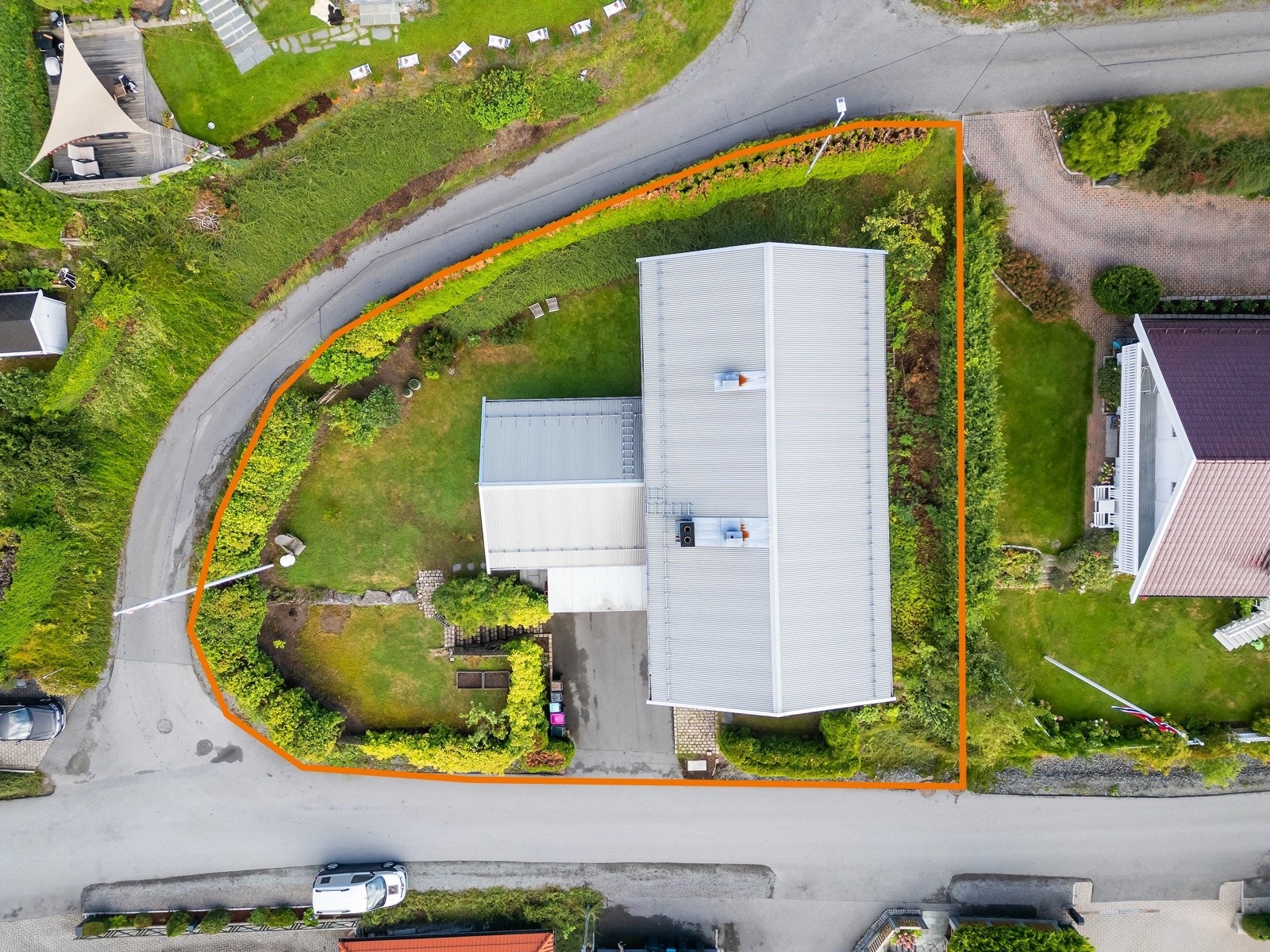 Boligen ligger høyt og luftig med kort vei til skoler, matbutikk, fjorden og Asker sentrum Galleribilde