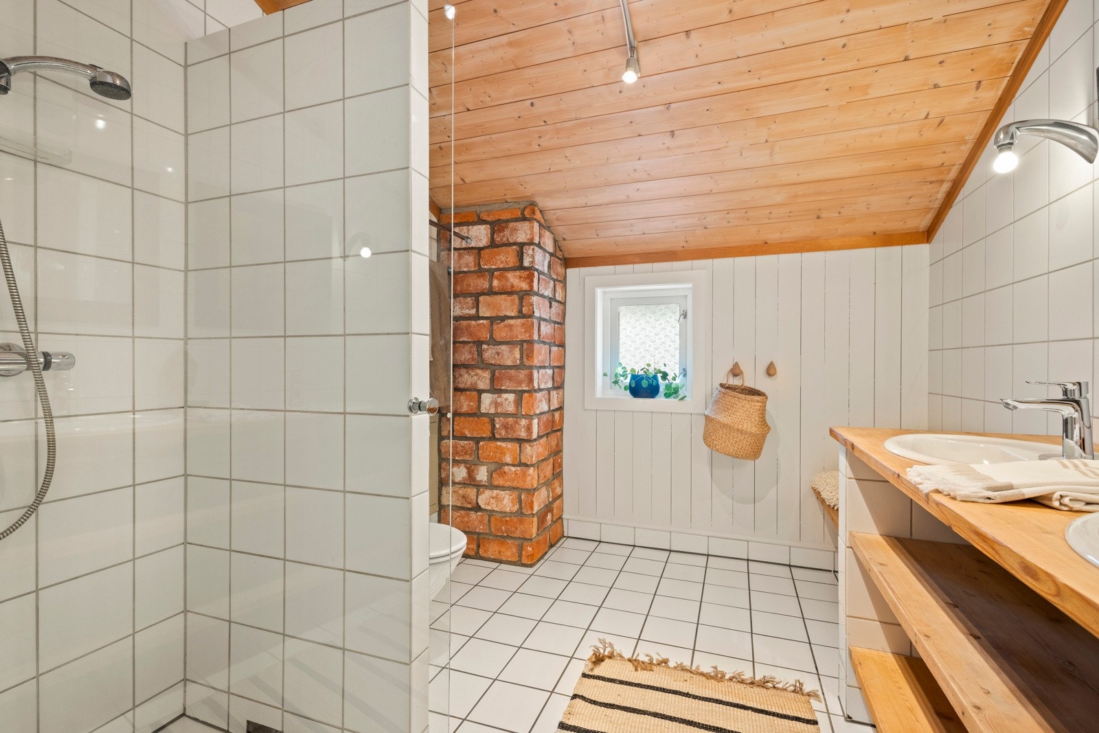 Romslig bad i 2.etasje Galleribilde