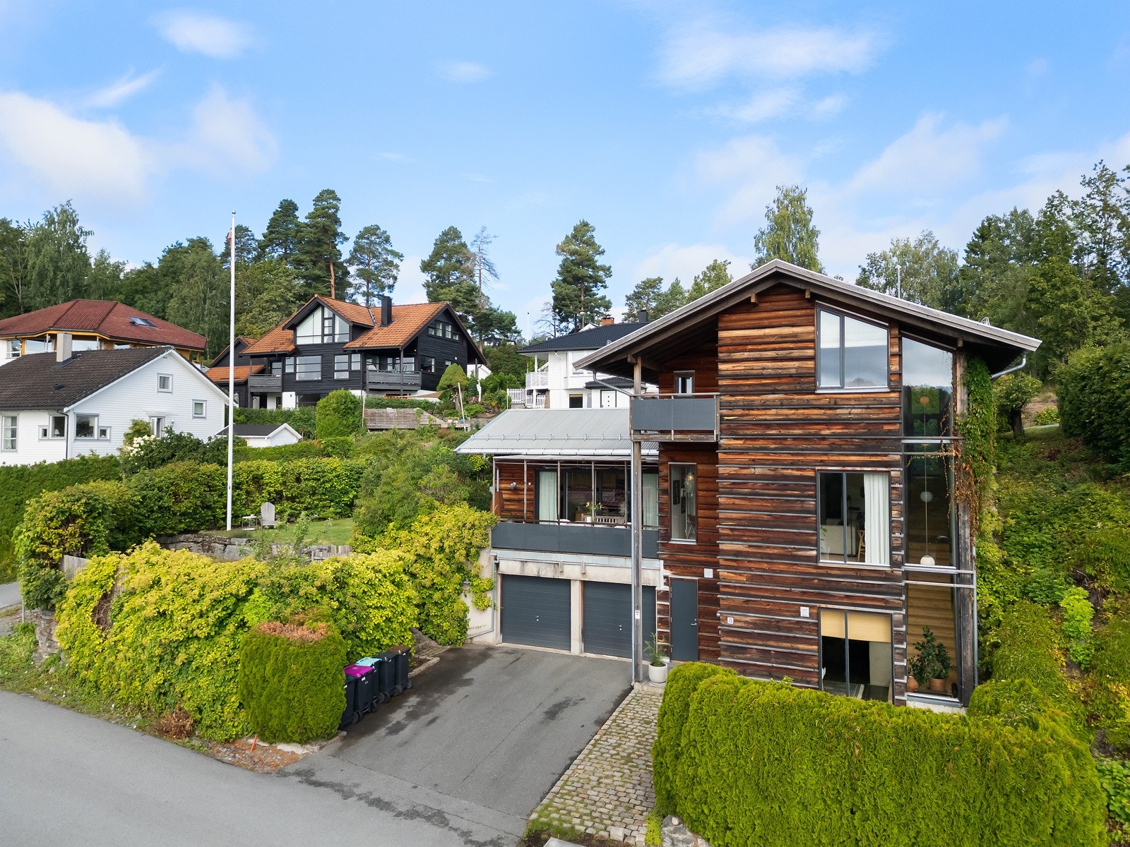 Eiendommen byr også på flotte utearealer. Her kan du nyte solrike dager på den store terrassen eller i hagen med gressplen, hekk, prydbusker og blomsterbed Galleribilde