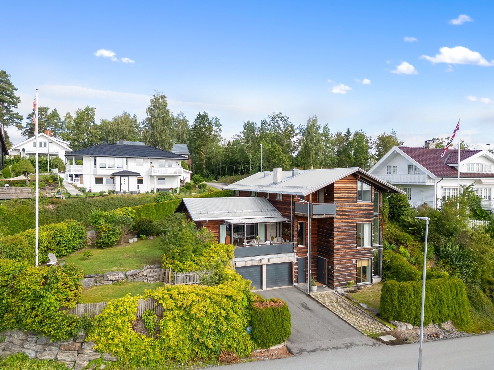 Velkommen til Vabråten 75 - en arkitekttegnet enebolig av Ingebjørg Skaare (Snøhetta) med fantastisk sjøutsikt Galleribilde