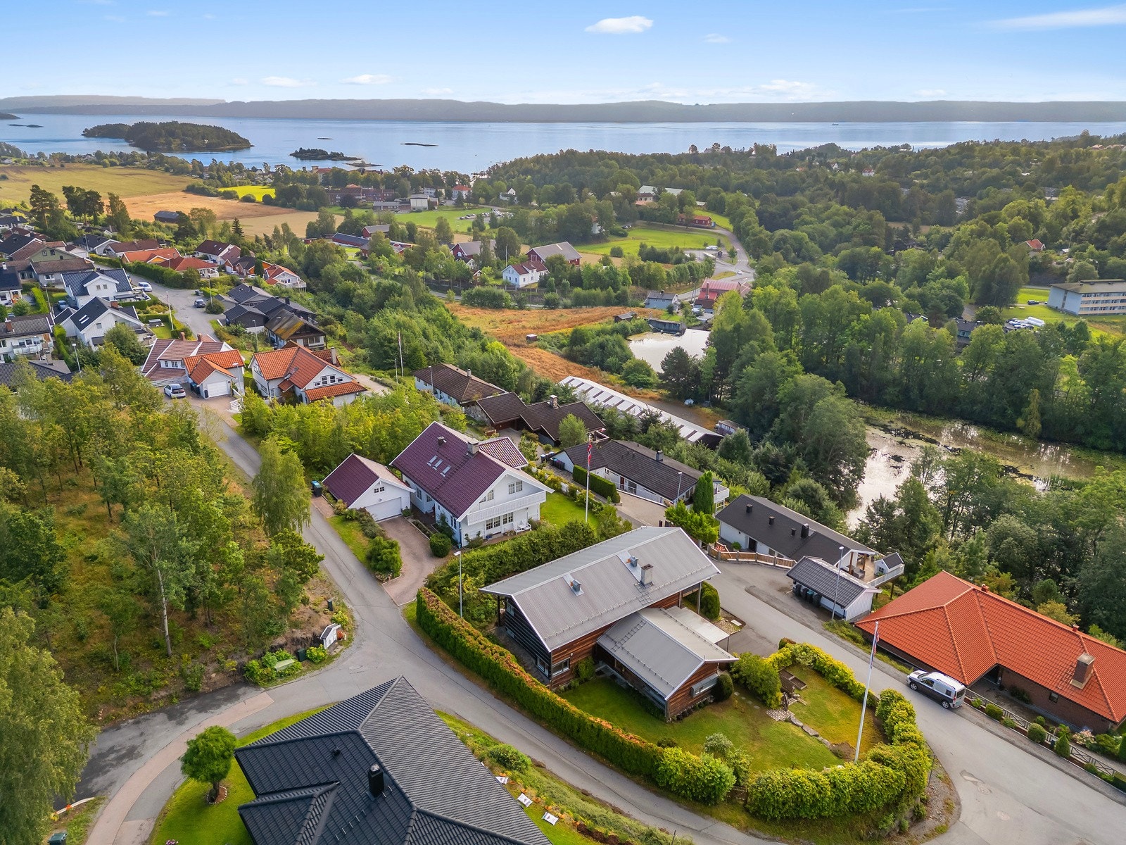 Kort vei til barnehager, skoler, fjorden og flotte turområder Galleribilde