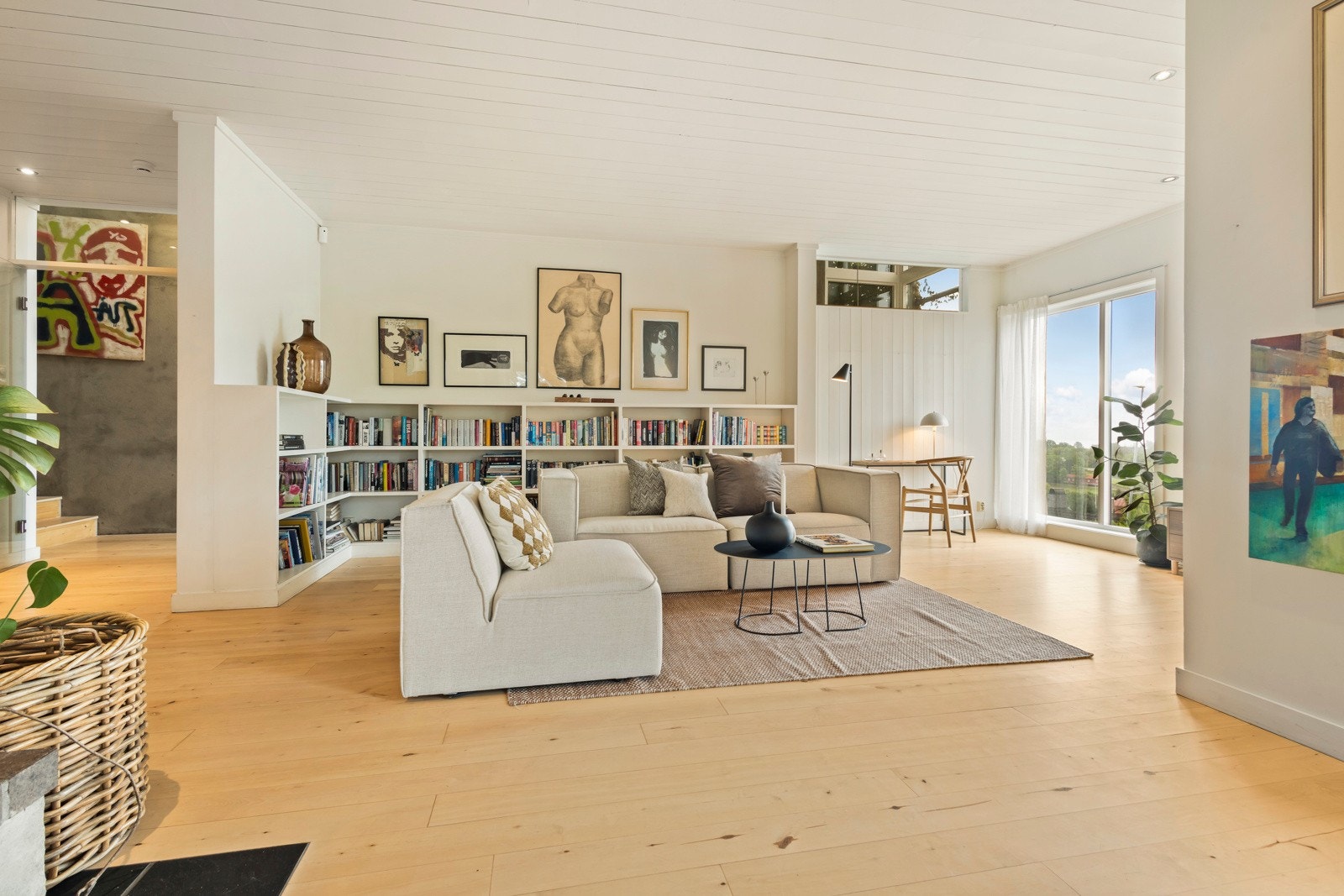 Stuen oppleves som et lyst og innbydende oppholdsrom med utgang til terrasse og hage Galleribilde