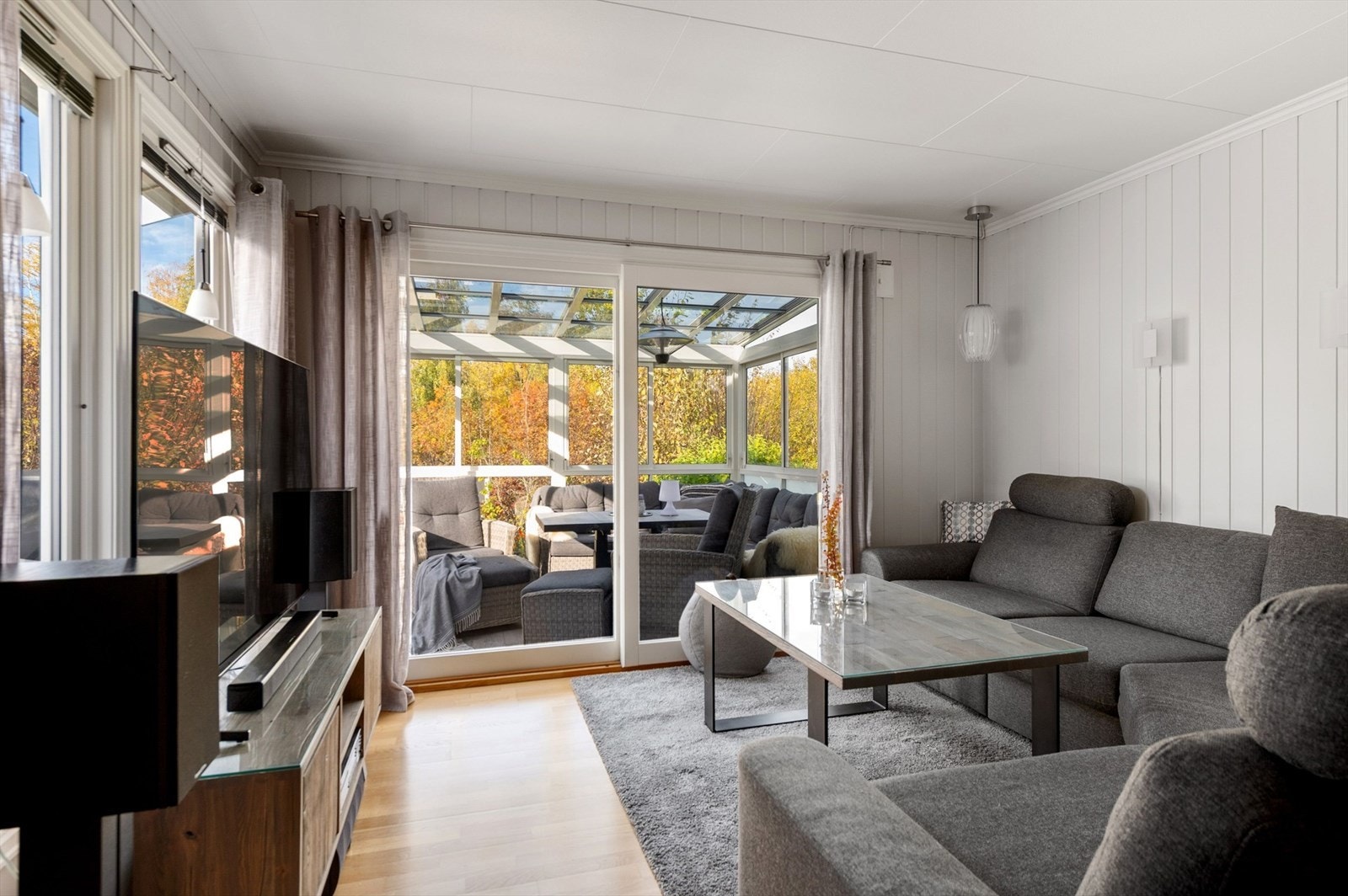 Stue med utgang til overbygget veranda. Galleribilde