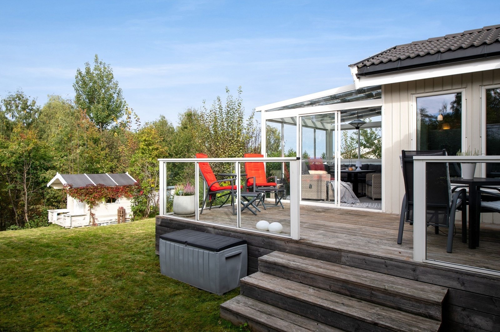 Veranda med trapp til hage. Galleribilde