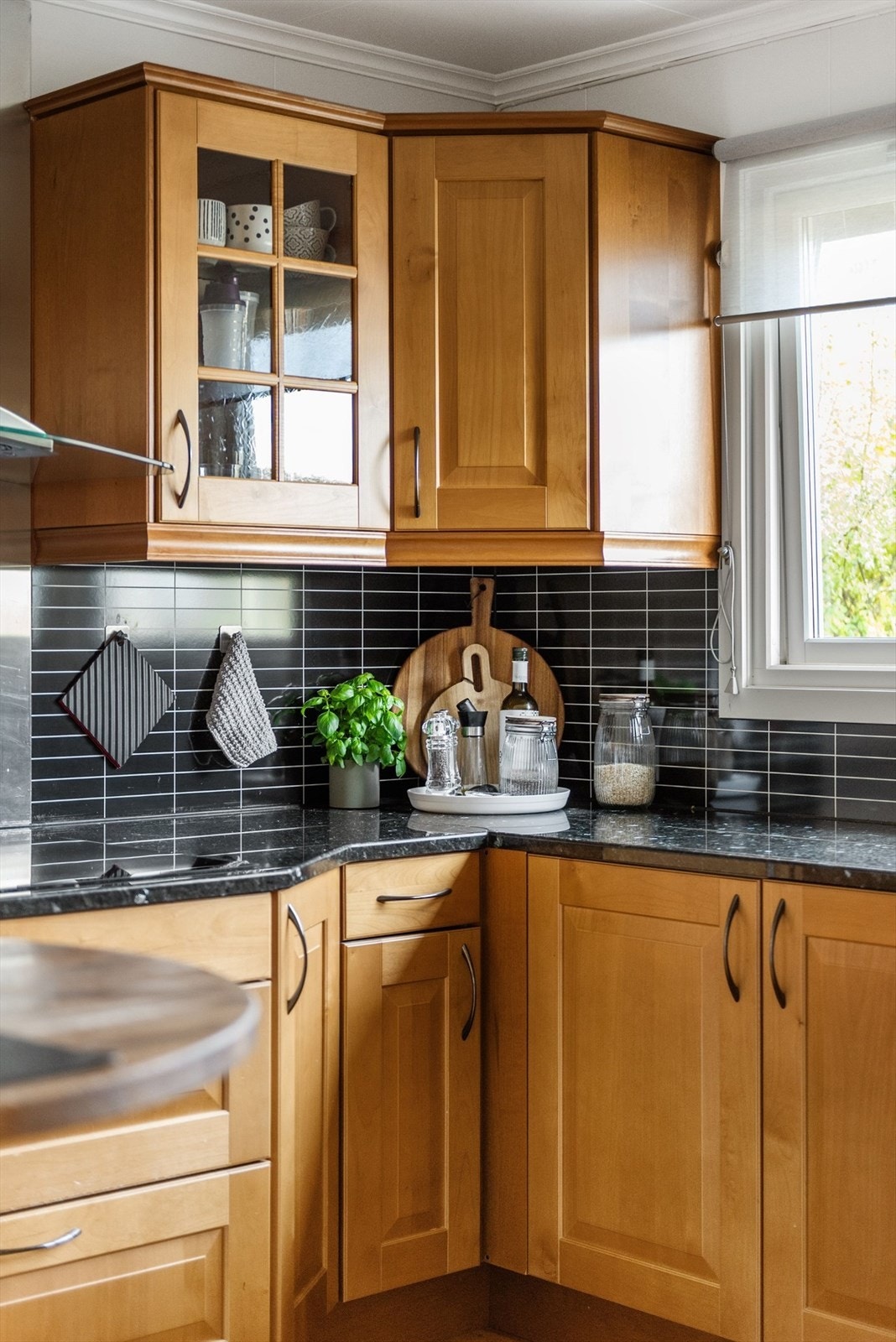 Kjøkken med profilerte fronter. Galleribilde