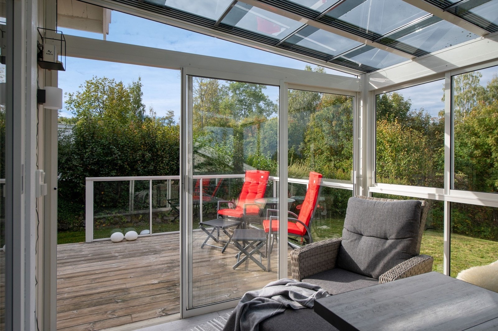 God plass for utemøbler. Galleribilde