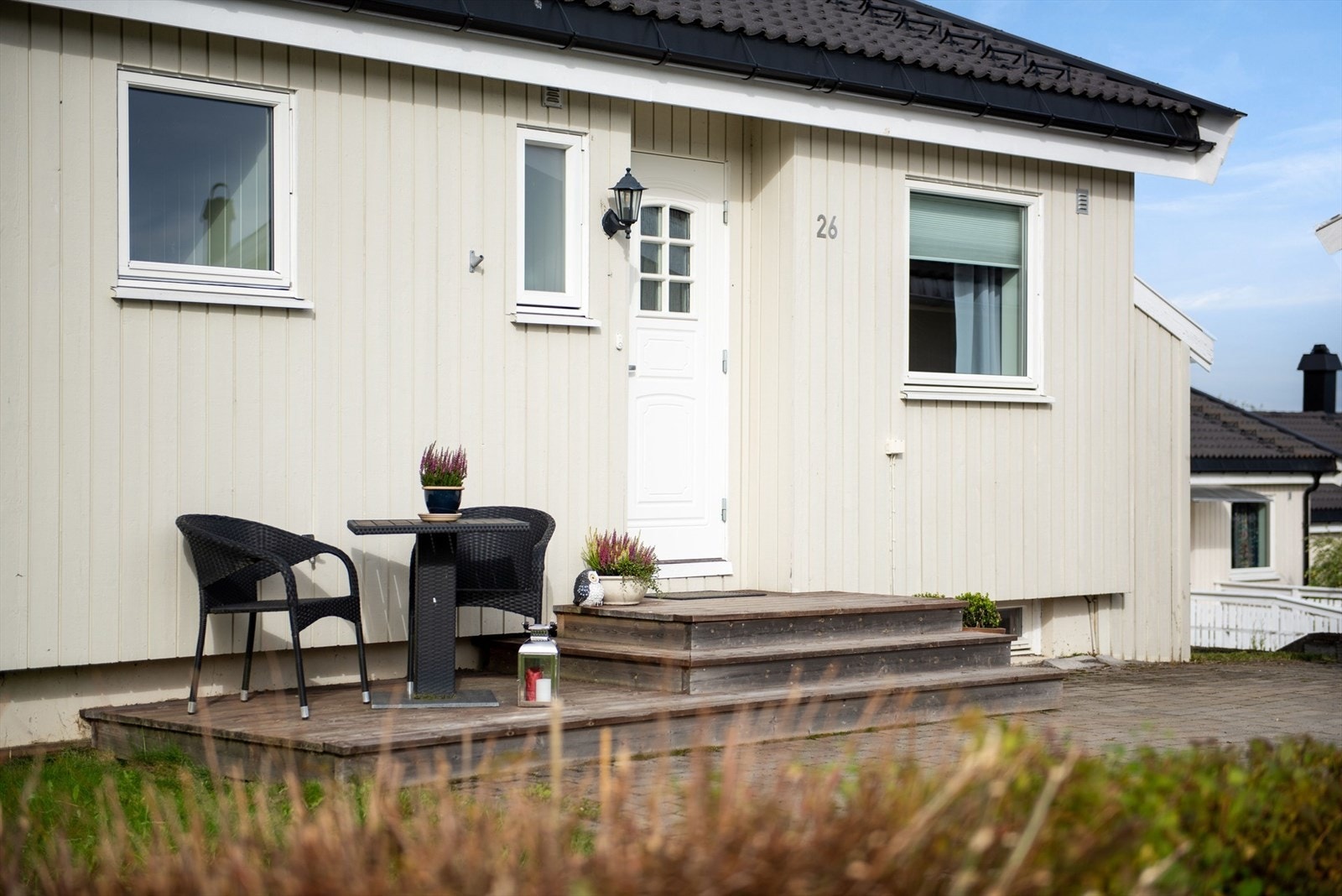 Fin uteplass ved inngangspartiet. Galleribilde