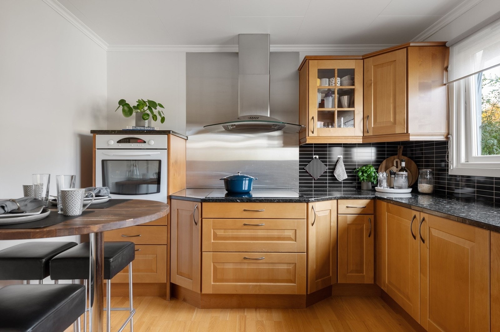 Fin spiseplass på kjøkkenet. Galleribilde