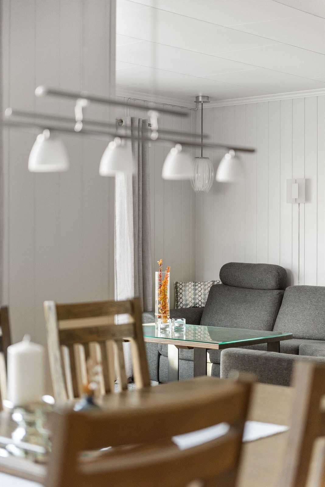 Spisebord og sofa i stue. Galleribilde