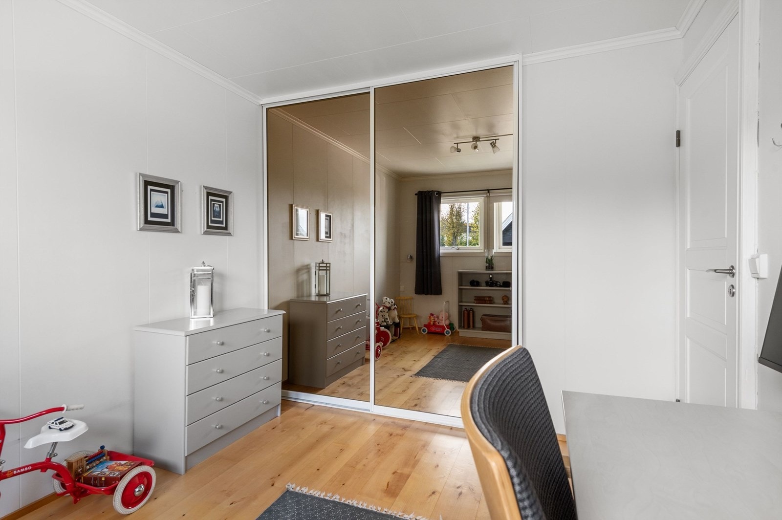 Soverommet har skyvedørsgarderobe. Galleribilde