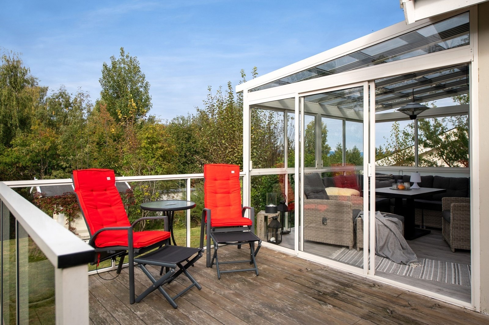 Deler av verandaen er overbygget og innglasset. Galleribilde