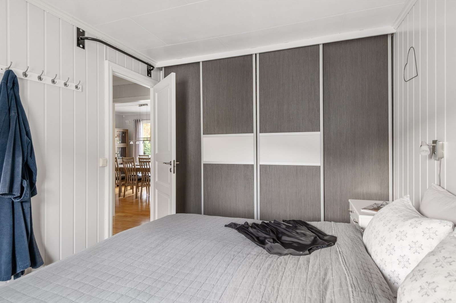 Soverom med skyvedørsgarderobe. Galleribilde