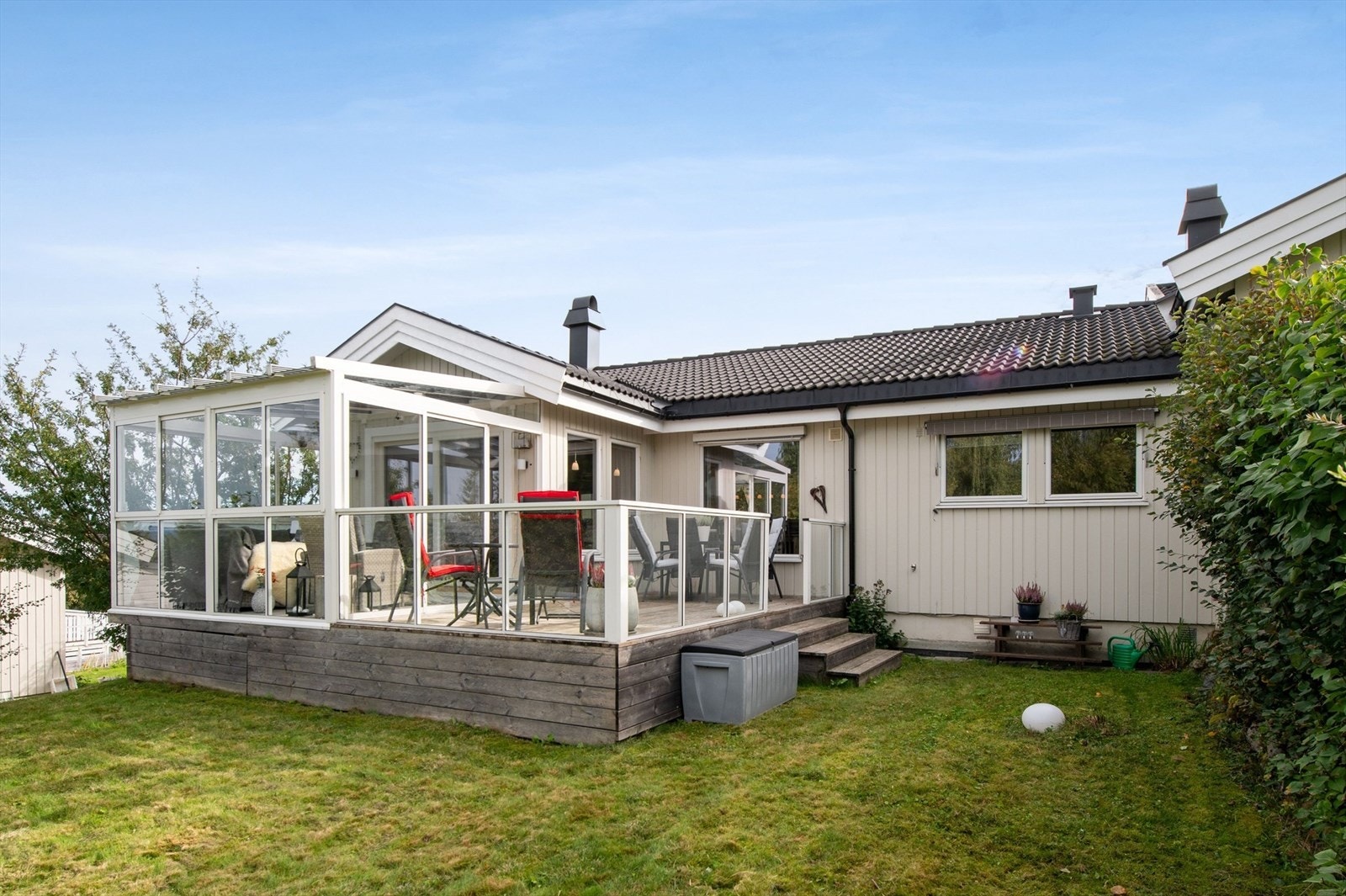 Tomt med plen og beplantning. Galleribilde