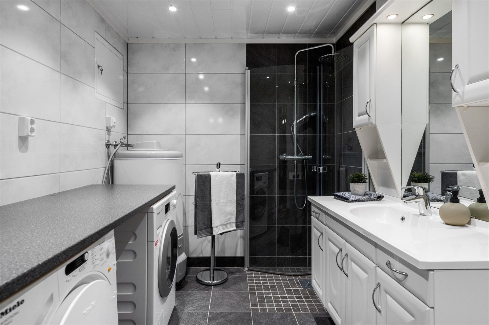 Bad med opplegg for vaskemaskin i underetasjen. Galleribilde