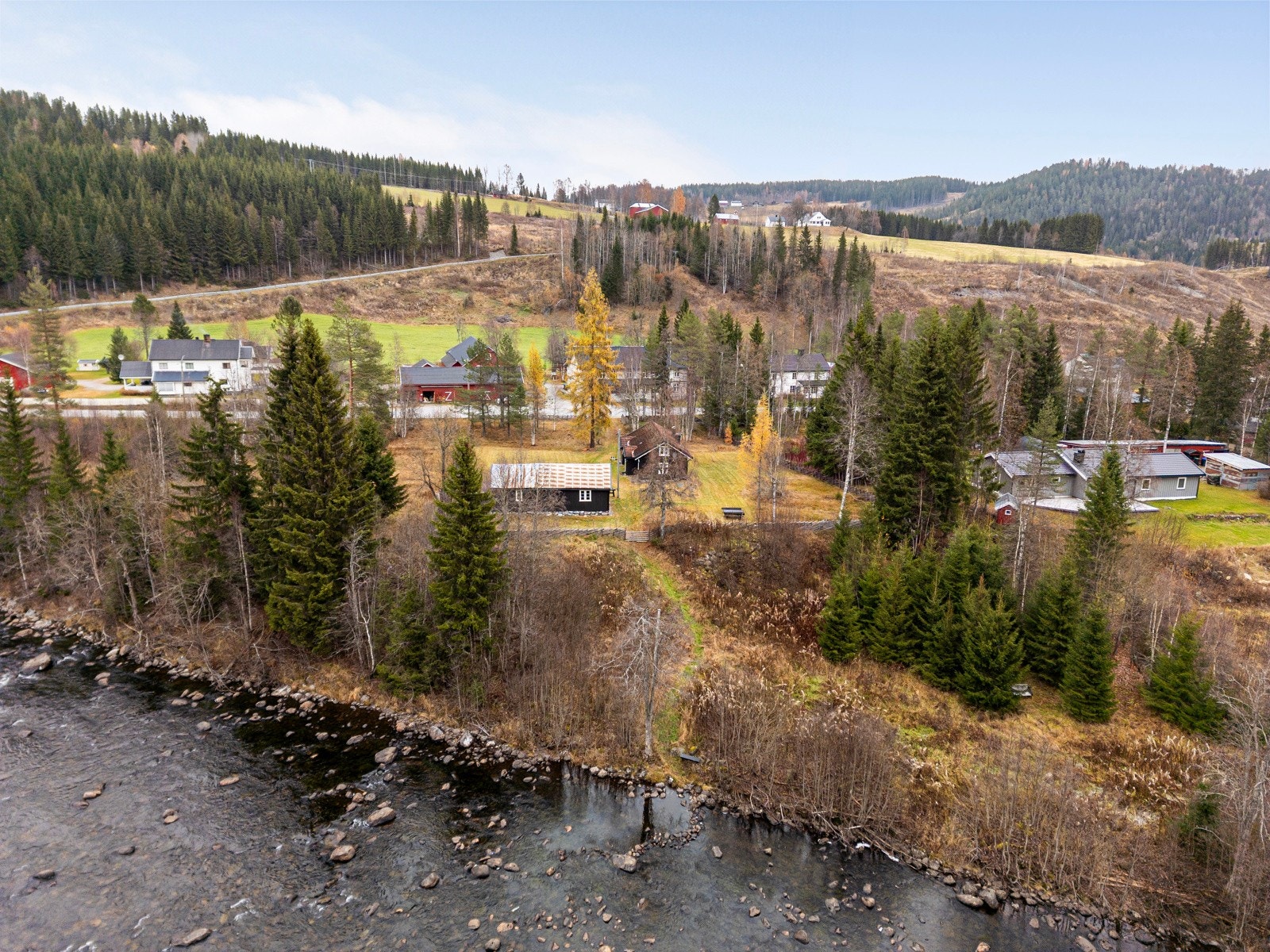 Tomten ligger idyllisk til rett ved elva, hvor du kan ta deg en forfriskende dukkert, fiske ørret eller bare lytte til det beroligende vannet som renner forbi. Galleribilde