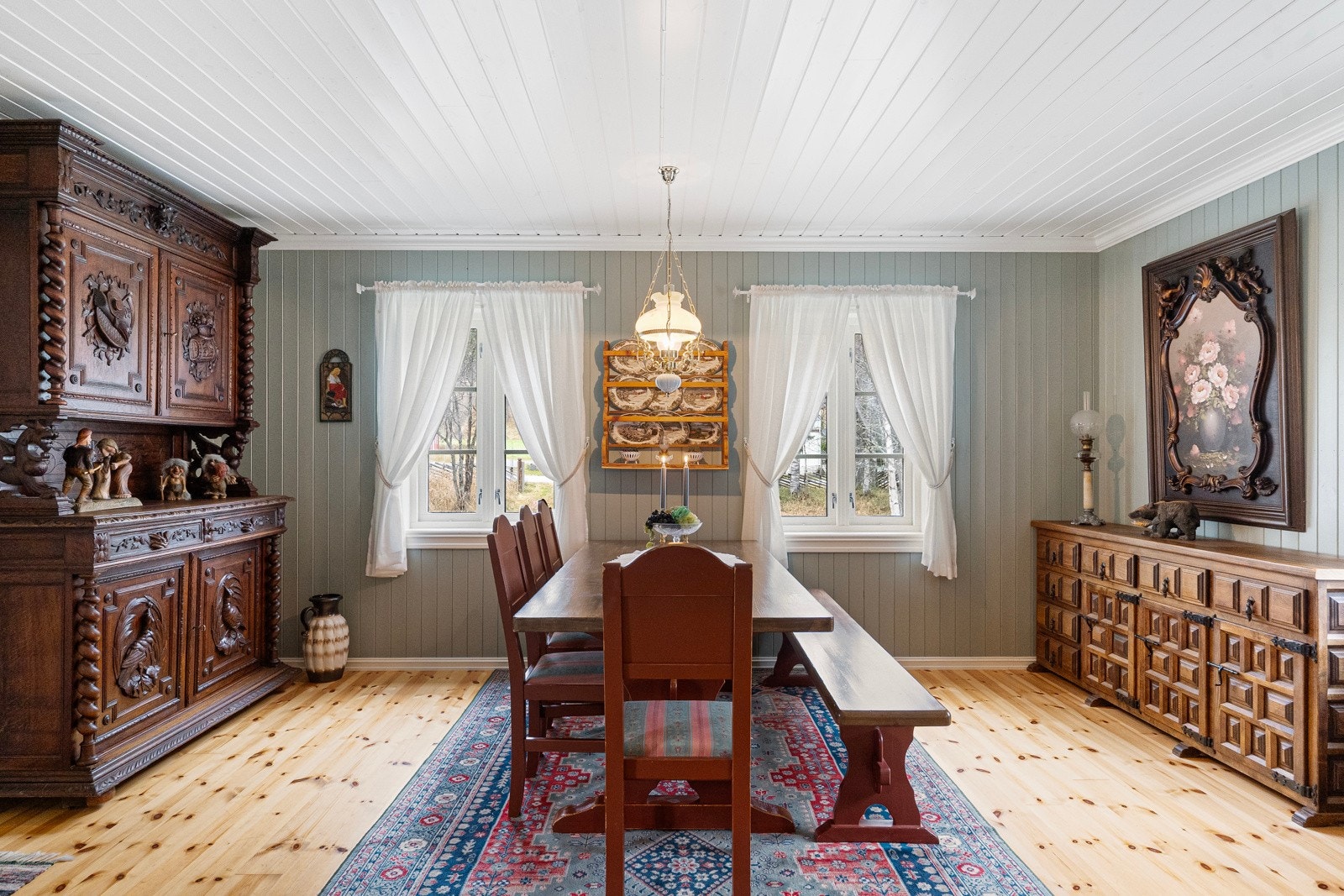 Spisestuen ligger i tilknytning til kjøkkenet og inviterer til lange måltider og hyggelige stunder med familie og venner Galleribilde