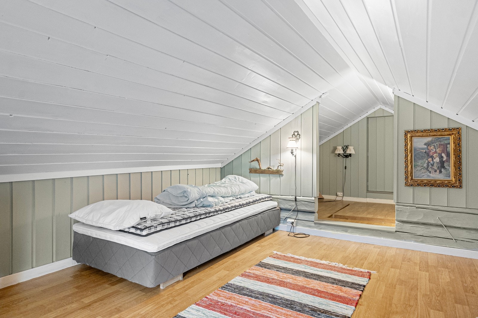 Det er innredet med soveplass, men rommene er ikke måleverdige på grunn av lav takhøyde og er derfor ikke definert som soverom i tilstandsrapporten. Galleribilde