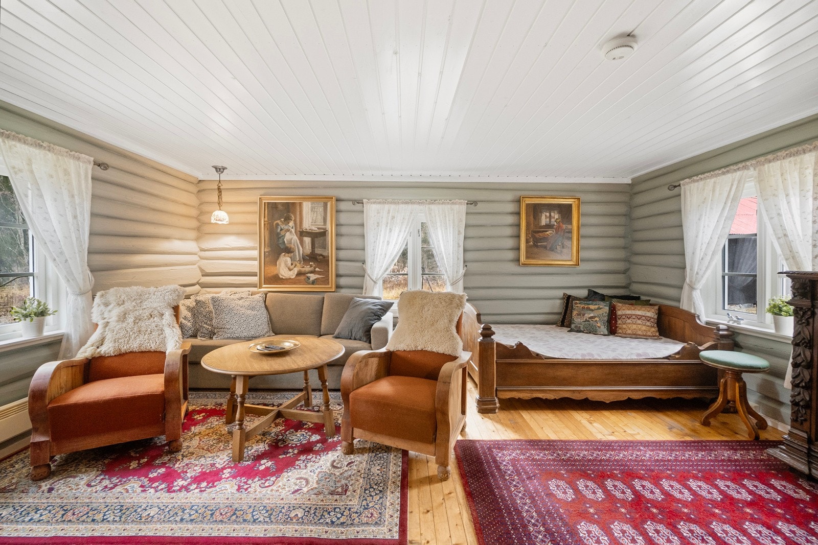 Veggene består av vakkert tømmer og trepanel, himlingene har panel med klassisk uttrykk, og gulvene er i heltre, alt sammen bidrar til den varme og autentiske hyttestemningen Galleribilde