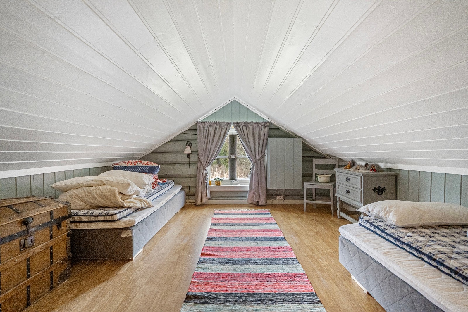 I loftsetasjen finner du en hems med lav takhøyde og bodplass for lagring Galleribilde