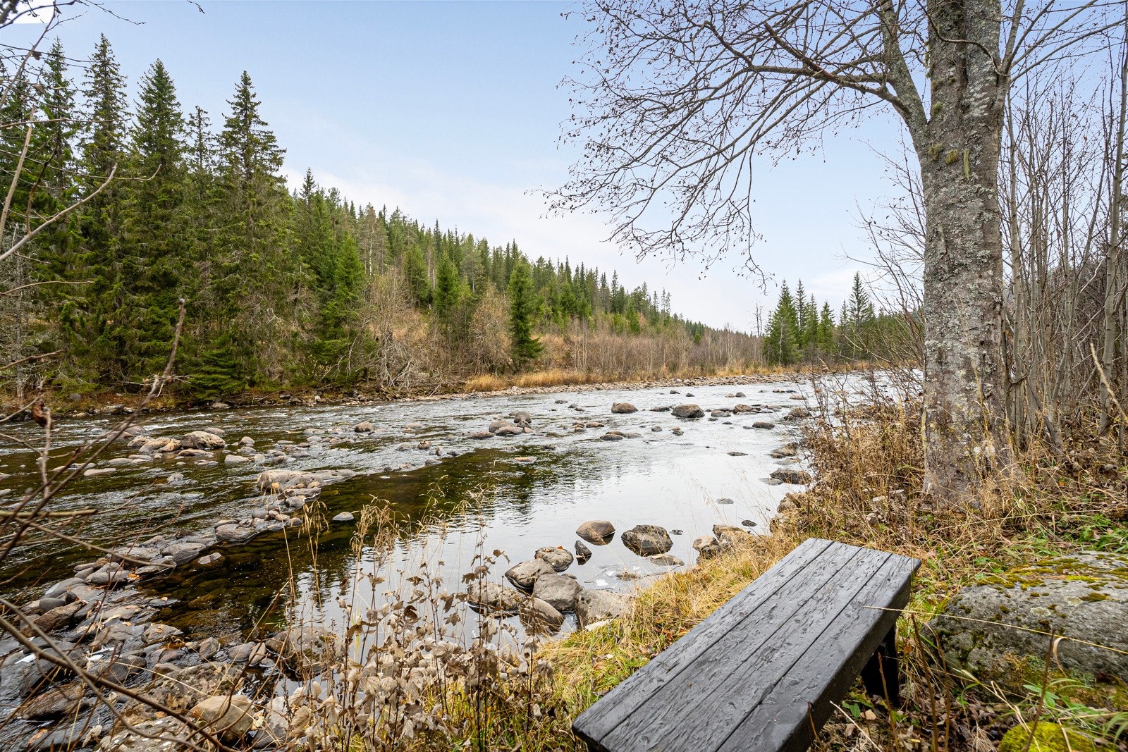 Elva ligger rett på nedsiden av eiendommen, og det er en fin badekulp litt lenger ned i elva Galleribilde