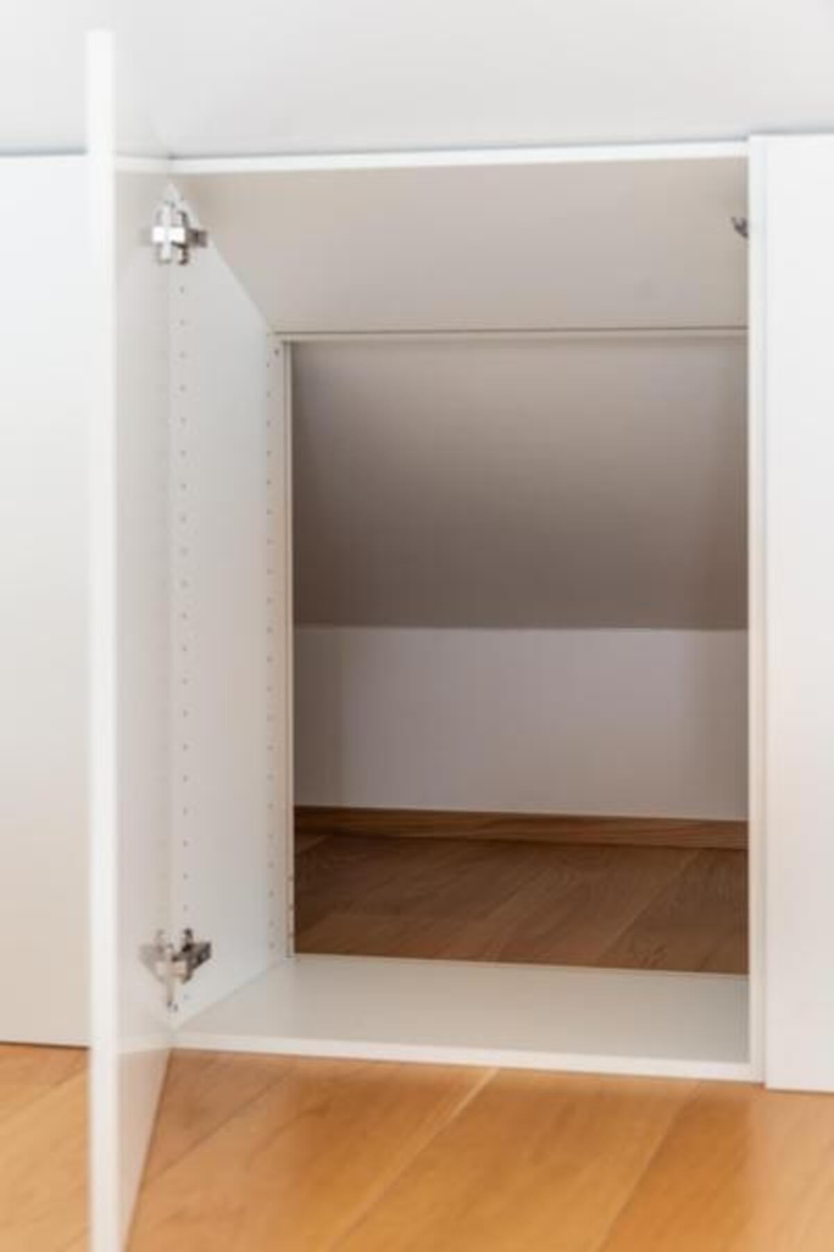 Integrert plassbygget skapløsning i loftsstuen gir meget god oppbevaringsplass. Galleribilde