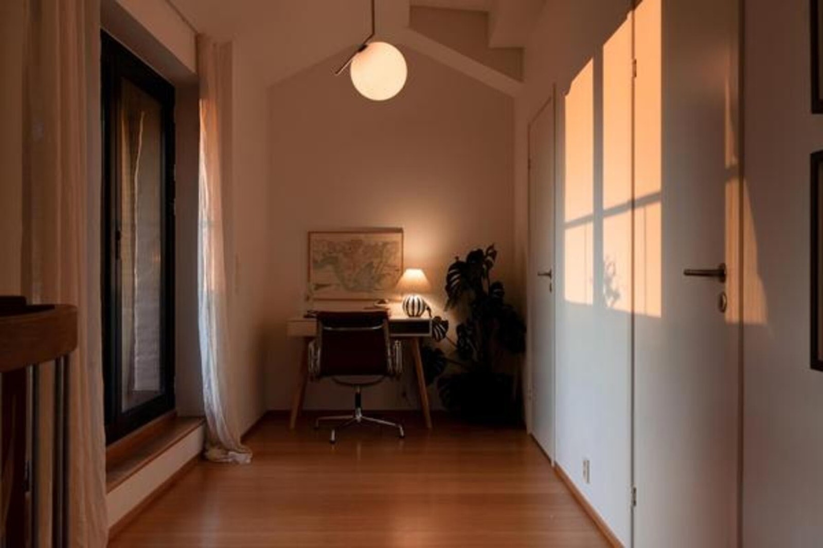 Kveldsstemning kontor. Galleribilde