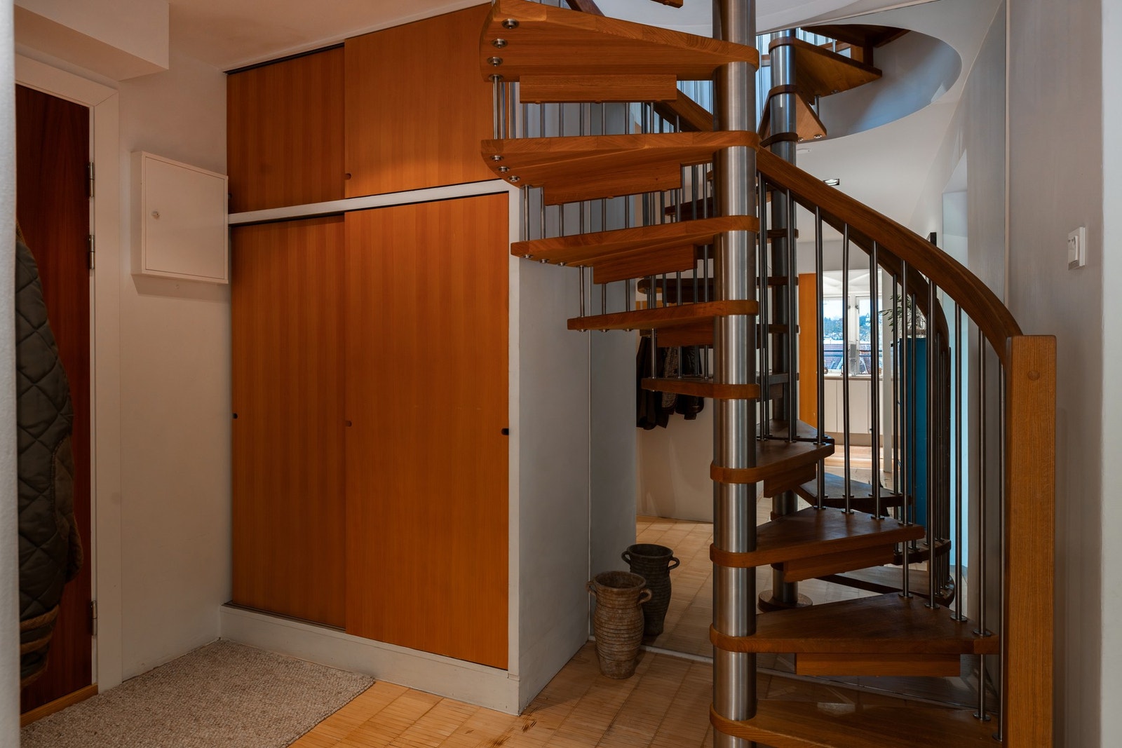 Trapp opp til 2. etasje (7. etasje).
Ny eiketrapp installert i 2017 i forbindelse med utbyggingen. Praktisk adkomst til hovedtrapp fra stue oppe gjør transport av møbler og større gjenstander enkelt. Galleribilde