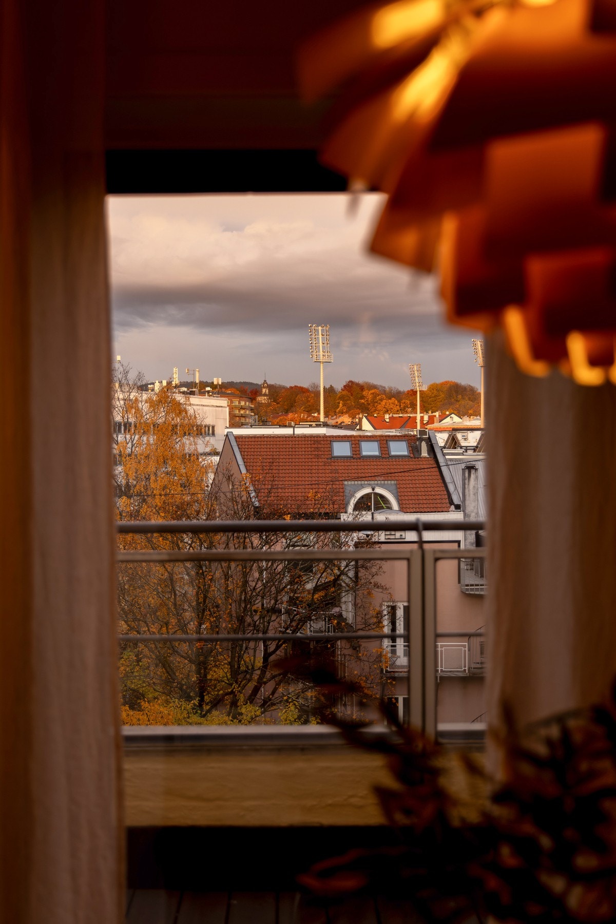 Spiseplassen på kjøkkenet gir hyggelig utsyn mot soloppgang mot St. Hanshaugen og Grefsenkollen Galleribilde