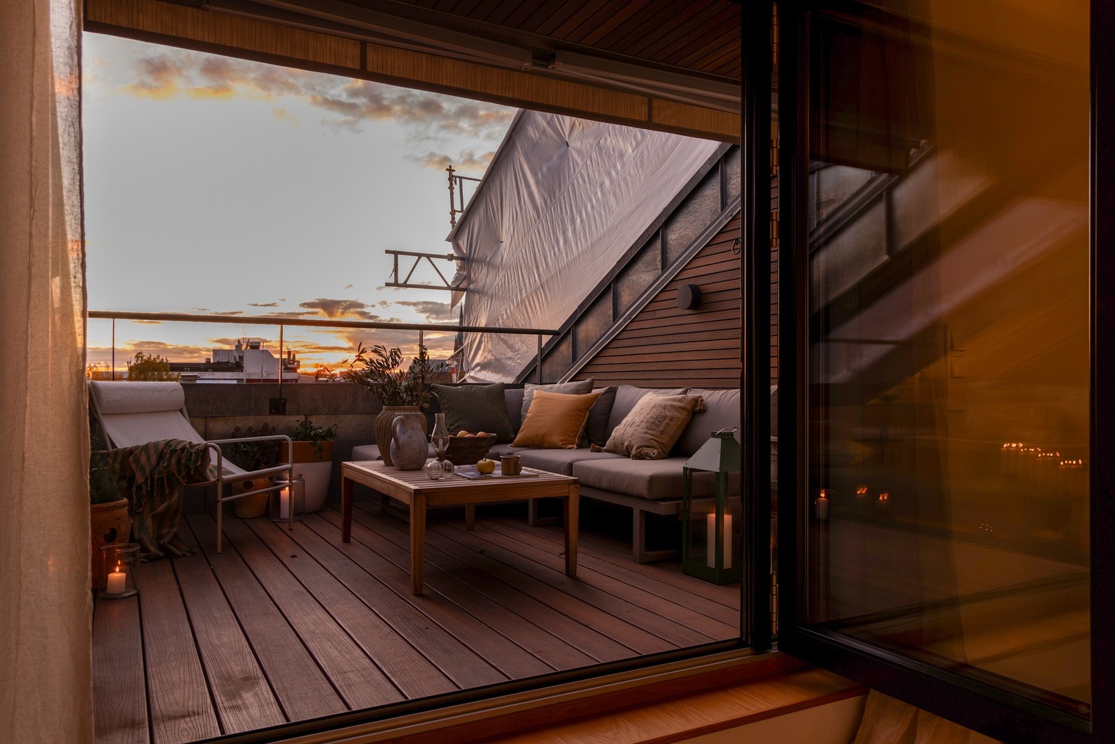 Kveldsstemning fra den sydvestvendte takterrassen i 7. etasje, med fritt utsyn til solnedgang hele året. Merk at når nabogårdens takrenovering er ferdig, er det ikke noe hindring i utsyn. Galleribilde