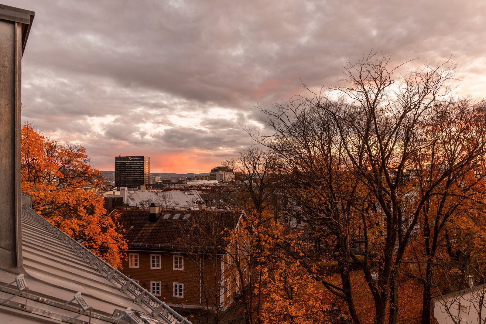 Kveldsstemning - Utsikt fra sydvestvendt takterrasse på 10 m². Galleribilde