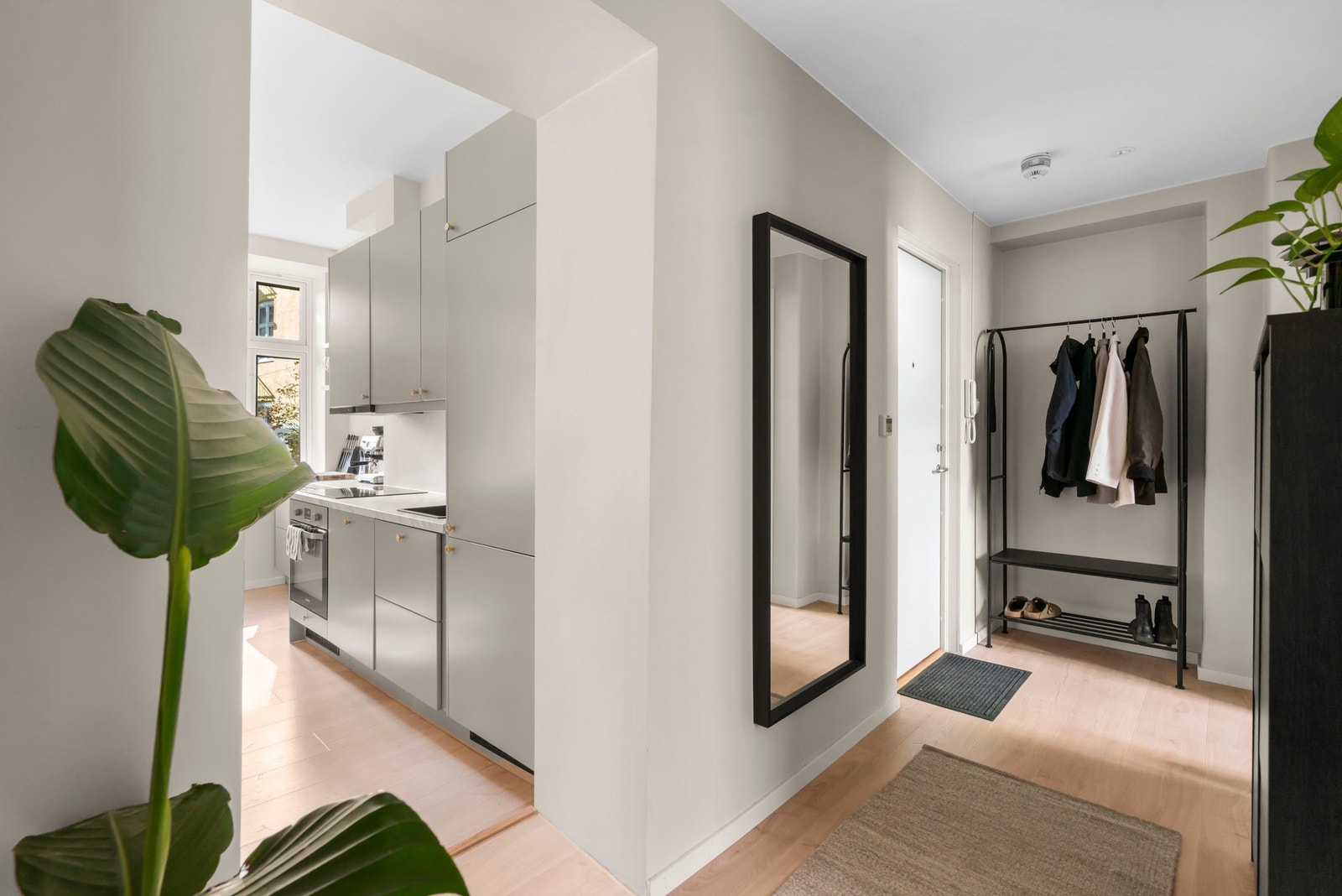 Velkommen inn! Lys og innbydende entré med downlights og plass til oppbevaring. Galleribilde